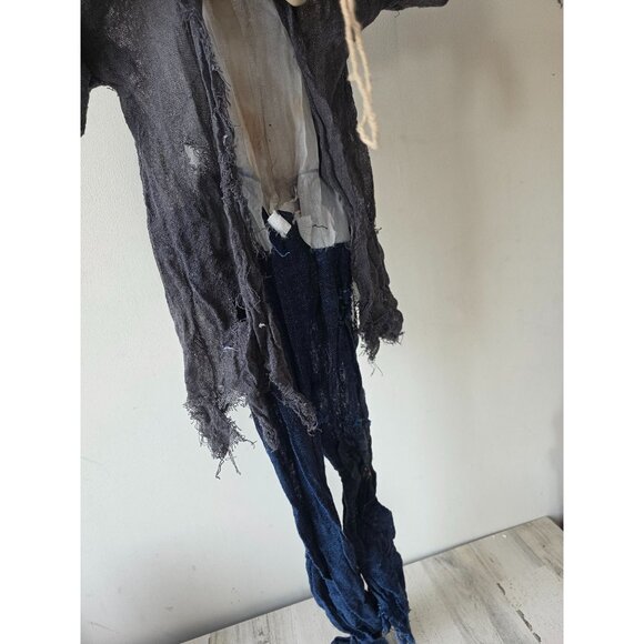 Hanging zombie Halloween prop life size scary skull - Picture 5 of 11